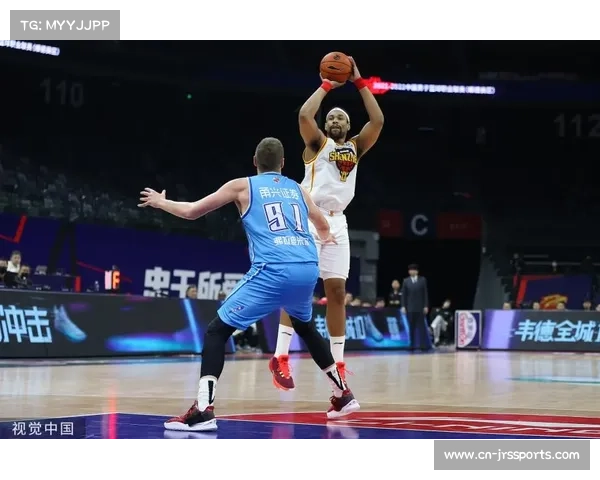 周琦萨林杰篮下卡位练习，开场跳球成内线较量缩影
